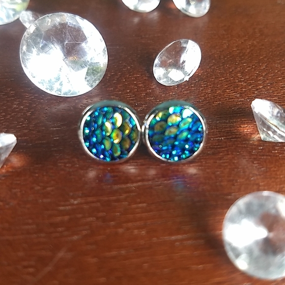 🔥2/$12🔥Mermaid Scale Earrings set by Atelier Sona, NWT, Blue/Green Chromatic - Picture 3 of 6
